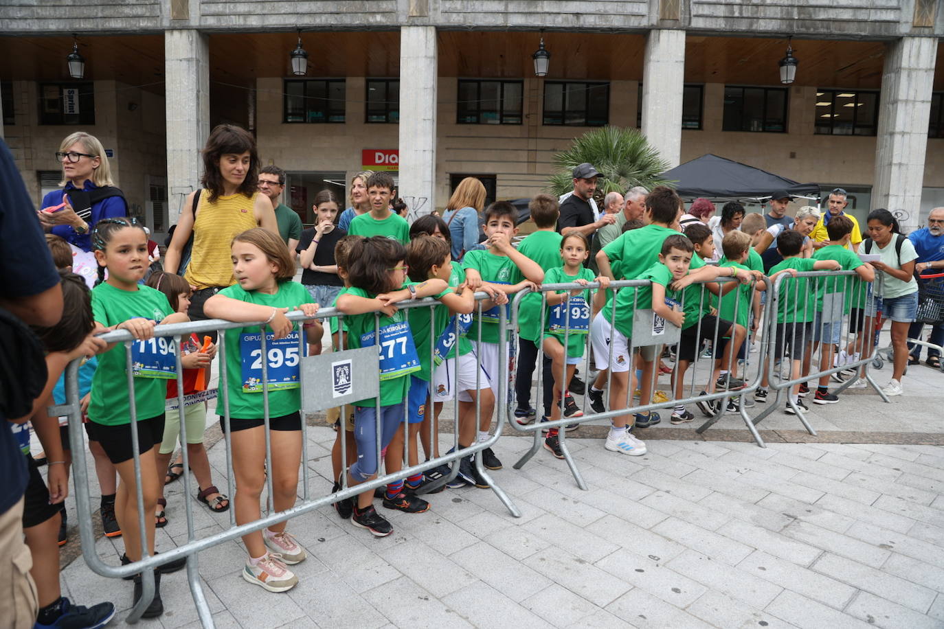 Pequeños y mayores disfrutan de las Madalenas de Errenteria