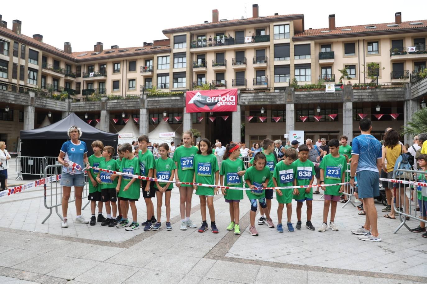 Pequeños y mayores disfrutan de las Madalenas de Errenteria