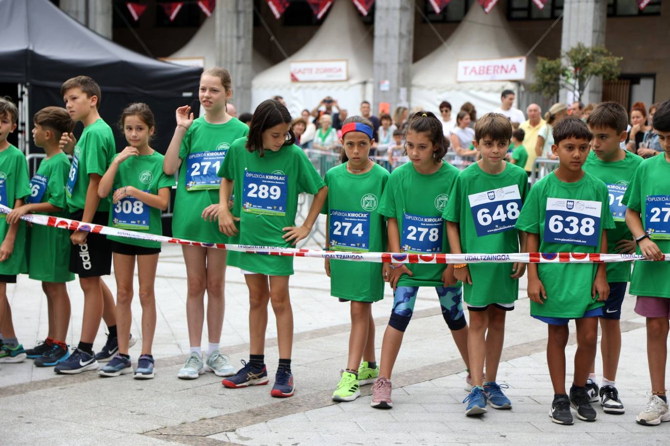 Pequeños y mayores disfrutan de las Madalenas de Errenteria