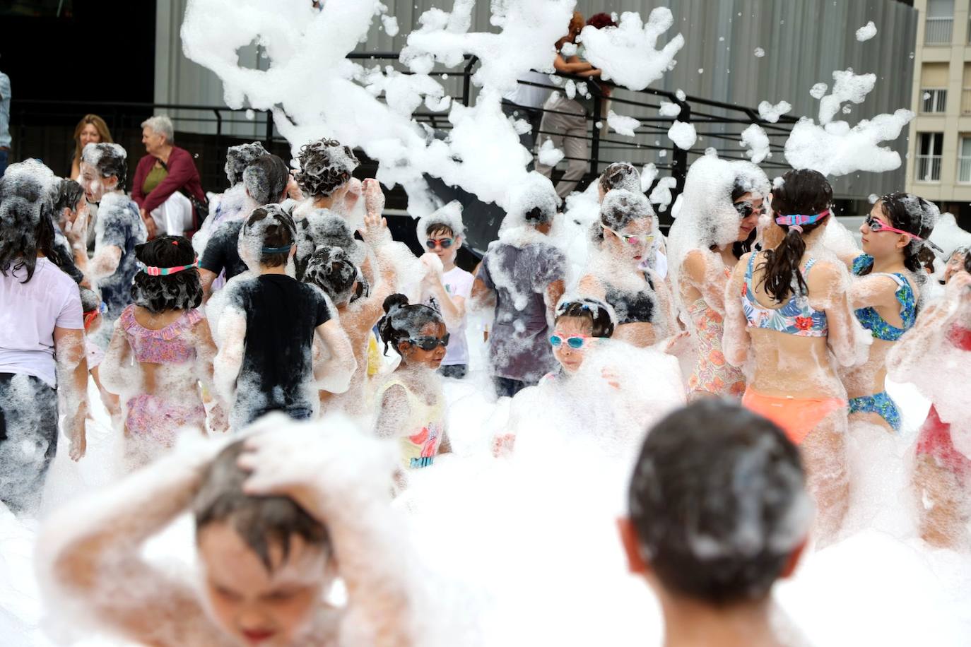 Pequeños y mayores disfrutan de las Madalenas de Errenteria