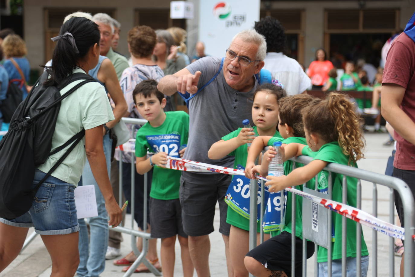 Pequeños y mayores disfrutan de las Madalenas de Errenteria