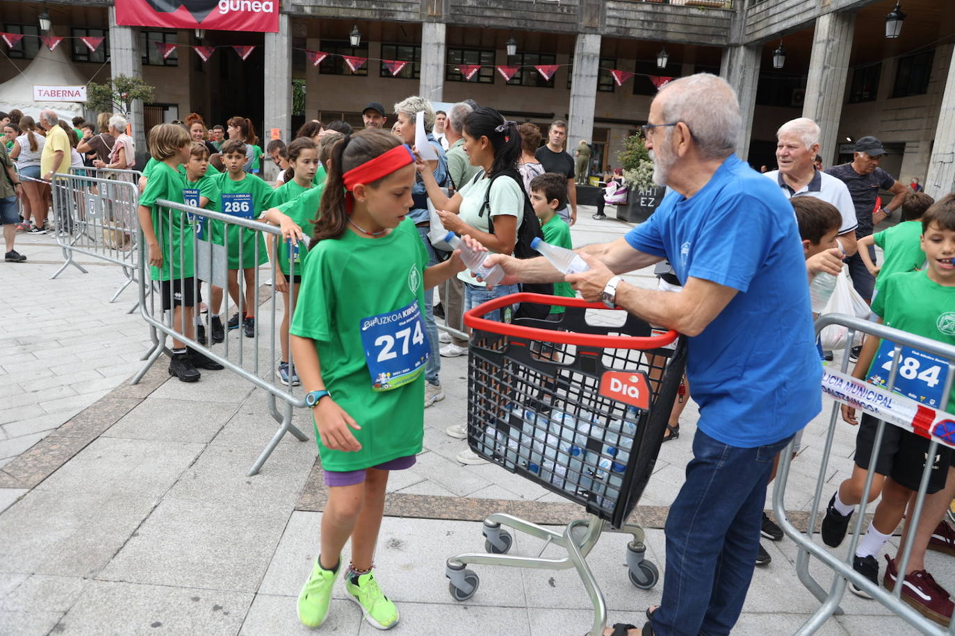 Pequeños y mayores disfrutan de las Madalenas de Errenteria
