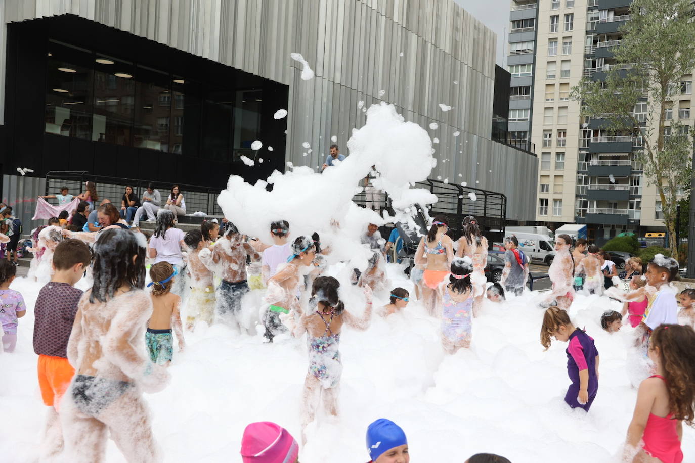 Pequeños y mayores disfrutan de las Madalenas de Errenteria