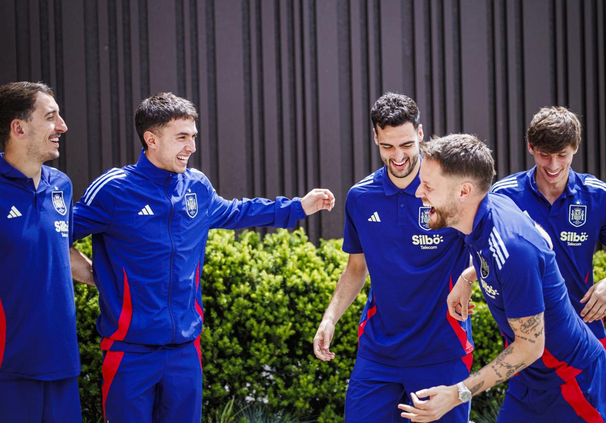 Álex Remiro junto a sus compañeros de la Real Sociedad durante un entrenamiento de la selección española.