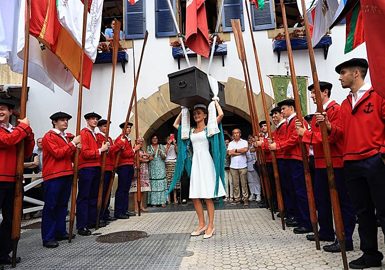Ainara Aramendia, frente a la Hermandad de Pescadores de Hondarribia, con la Kutxa en la cabeza.