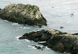 Los nadadores giran en Mollarri para regresar al puerto.