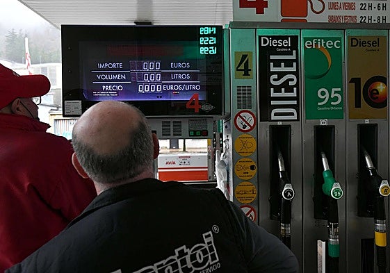 El carburante alcanza su precio más bajo desde abril en Gipuzkoa en plena 'operación salida'