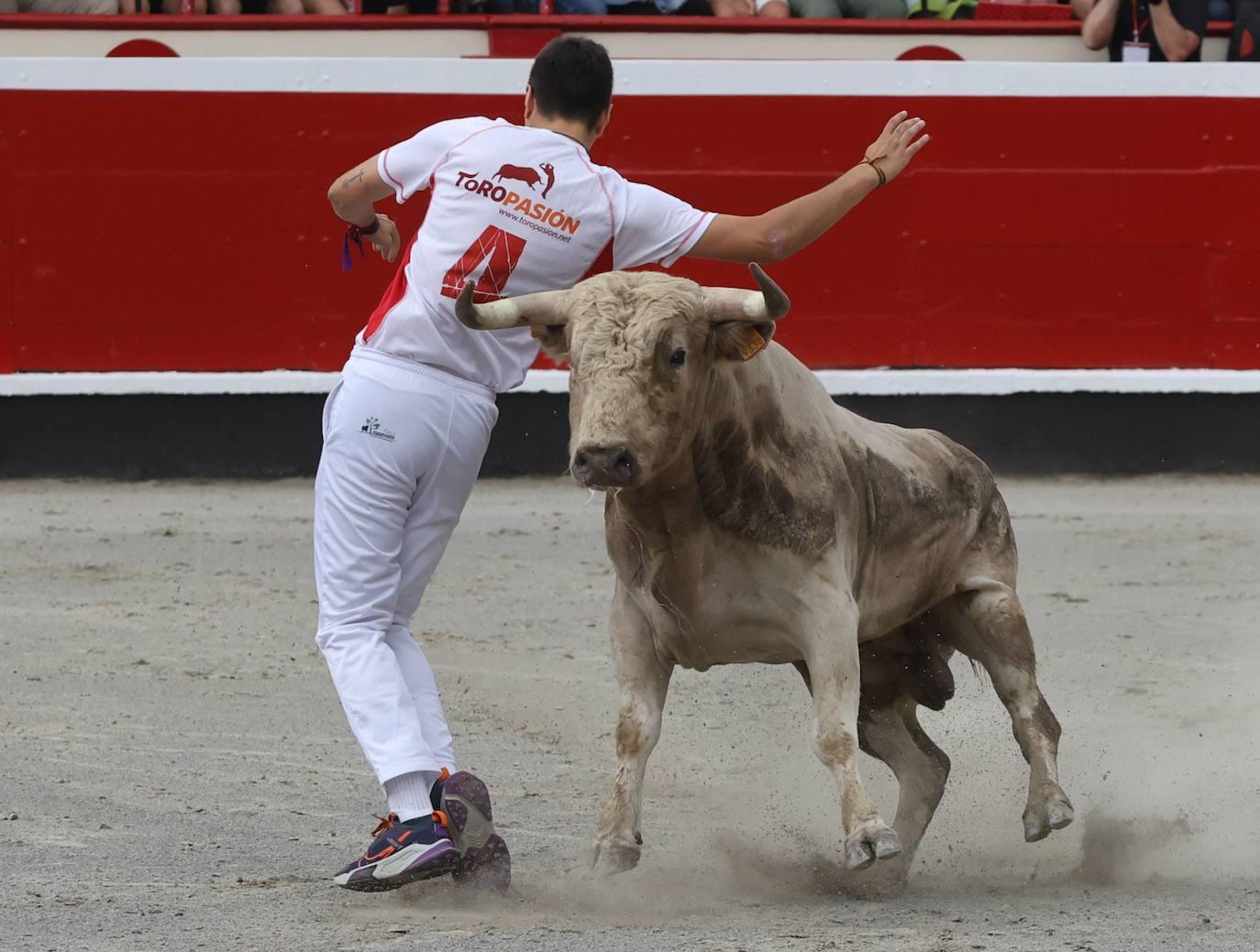 La plaza vibra con los recortadores en Azpeitia