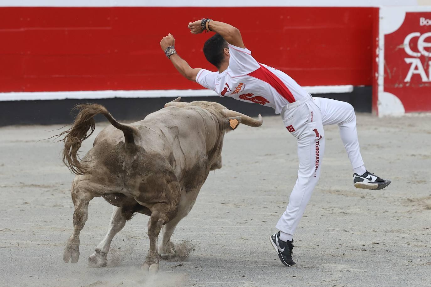 La plaza vibra con los recortadores en Azpeitia