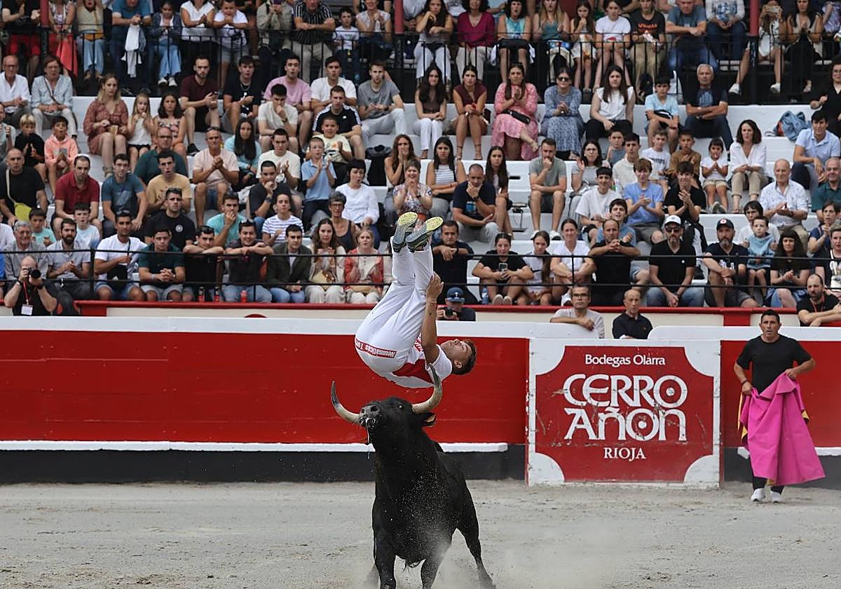 La plaza vibra con los recortadores en Azpeitia