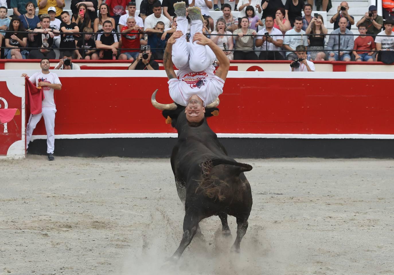 La plaza vibra con los recortadores en Azpeitia