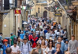 Gente paseando por una calle de la Parte Vieja de Donostia.