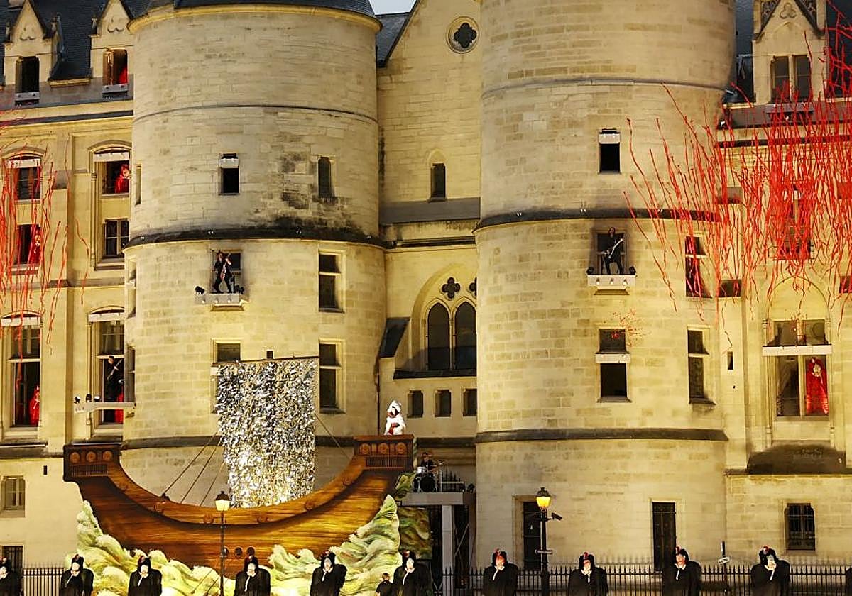 Los miembros de Gojira, en la fachada de La Conciergerie.
