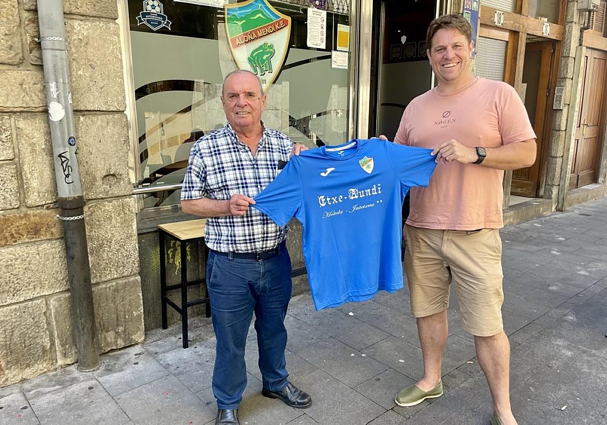 El presidente del Aloña, Jabi Azpiazu, y Manu Egaña, de Misio Taldea, con una de las camisetas donadas.