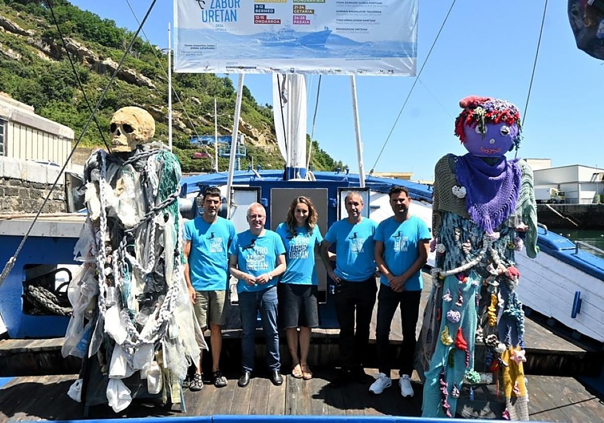 Ekaitz Esteban eta Haritz Alberdi Mater Ontzi Museoan Pasaiara irten aurretik.