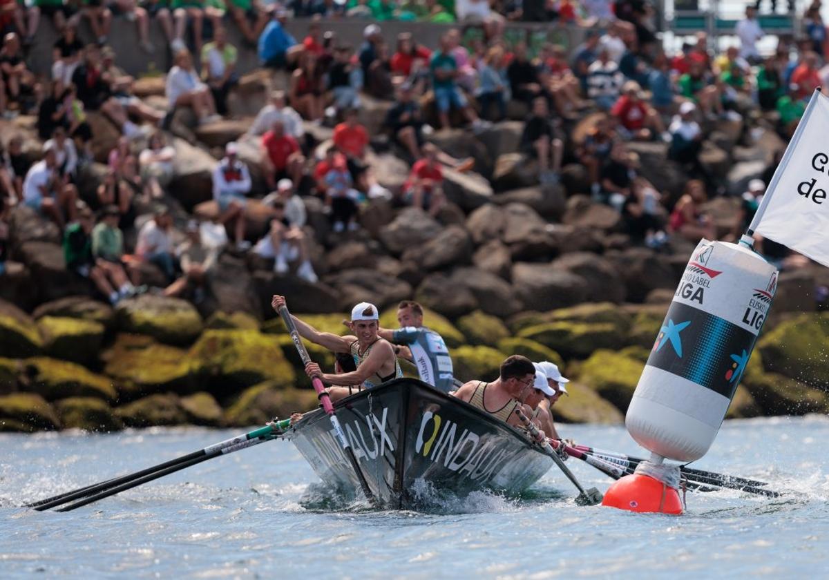 Los remeros de la Esperantza de Getaria, en una ciaboga de la regata de Boiro.