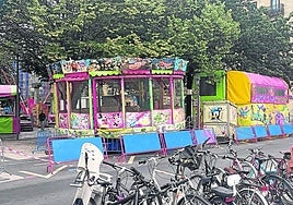 La lectora Ana O. denuncia que se hayan colocado las ferias de la plaza Easo en la zona de carga y descarga: «Llegan las fiestas de San Ignacio y ponen esas dos barracas en zona de carga y descarga. ¿Es que no hay otro sitio en toda la plaza? ¿Dónde pueden parar los repartidores para realizar su trabajo?».