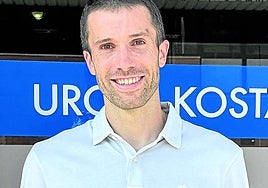 Ion Arozena frente a la sede de UKUE en Abendaño.