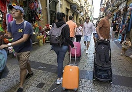 El Gobierno Vasco baraja una tasa turística como un impuesto autonómico, inferior a 10 euros y progresivo