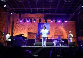 Ganador. El 'crooner' de Sacramento puso a bailar a la plaza con altas dosis de soul y un quinteto que sonó extraordinario.