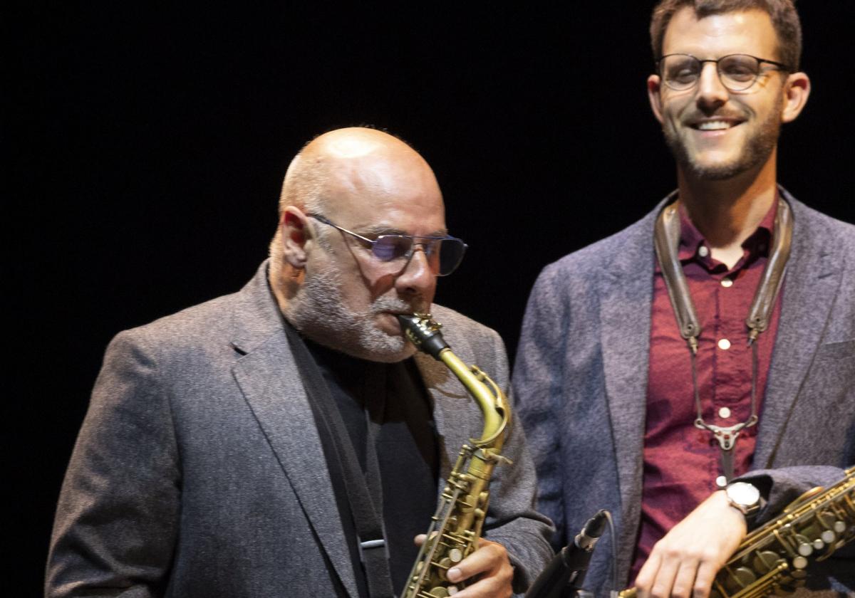 Mikel Andueza, profesor en Musikene, junto a Alberto Arteta.