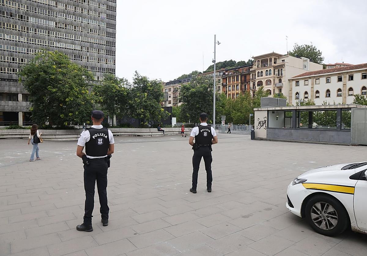 Dos agentes de la Guardia Municipal vigilan la plaza Blas de Lezo en Egia, frente al edificio de Tabakalera.