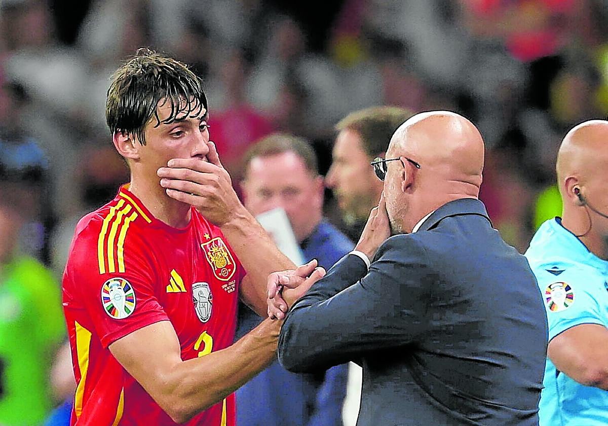 Le Normand conversa con De la Fuente tras ganar la Eurocopa en la final a Inglaterra.