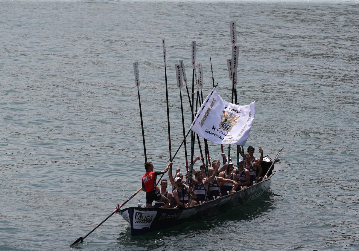 La tripulación de Urdaibai celebra el triunfo en aguas de Lekeitio.