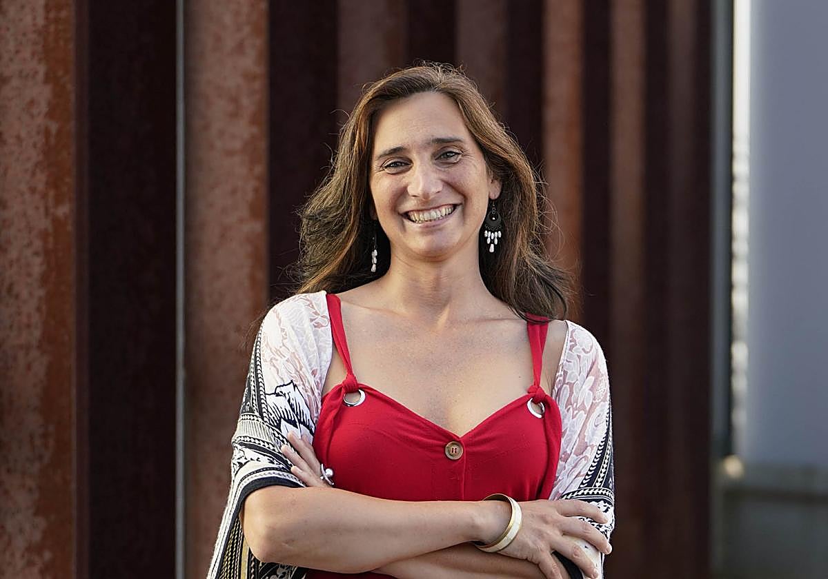 Miren Echeveste posa en el exterior de las Juntas Generales.