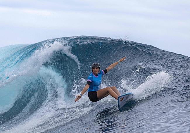 Janire González Etxabarri cabalgando una de las olas en su debut en los JJ OO