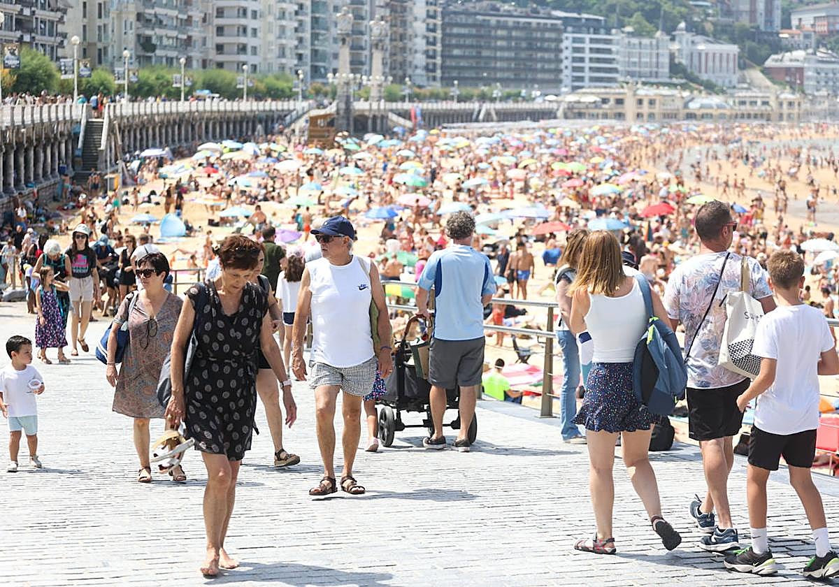 Las playas guipuzcoanas se han abarrotado de bañistas que han buscado refrescarse tras una jornada en la que se han superado los 35 grados.