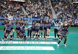 Las jugadoras del Bera Bera celebran la Copa de la Reina conseguida en Illunbe.