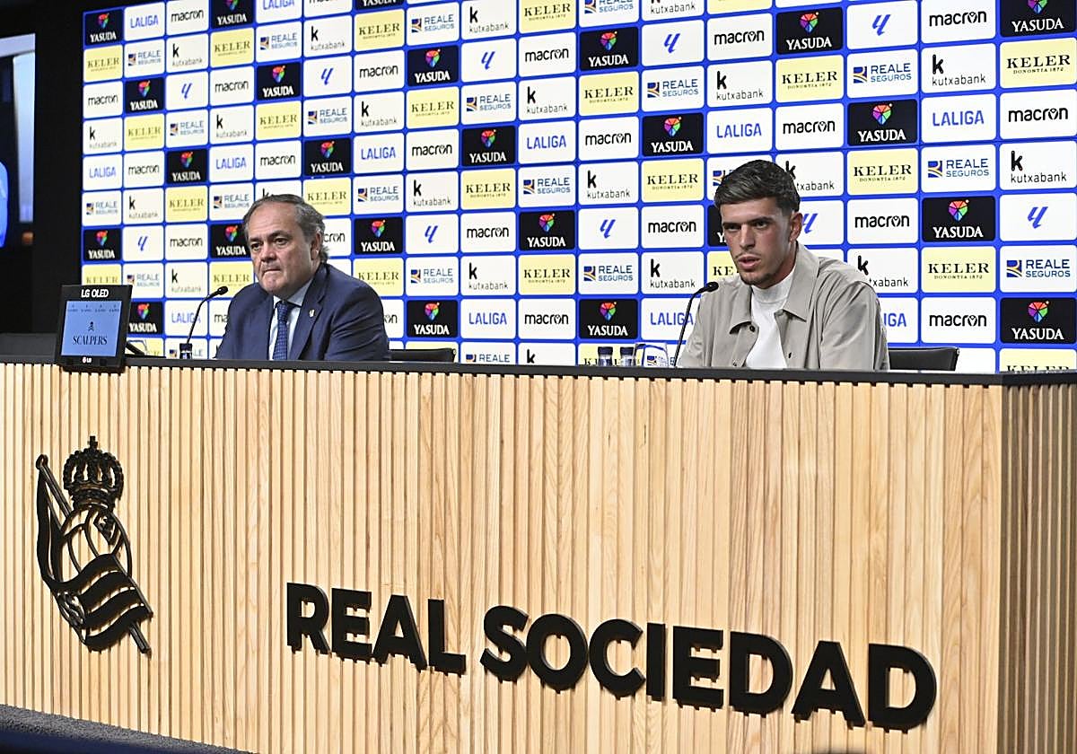 Jokin Aperribay Javi López durante la presentación del canario como nuevo jugador de la Real Sociedad.