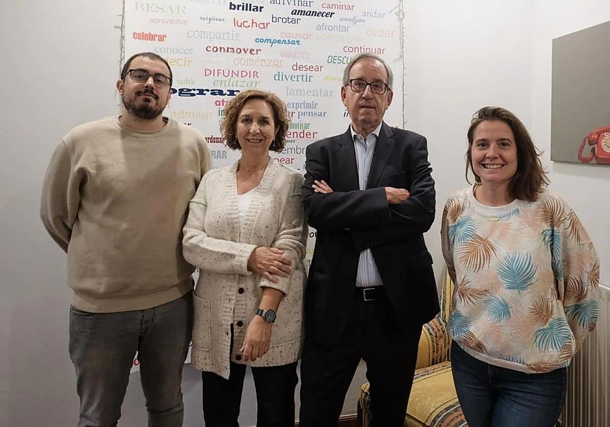 Beñat Benítez, Maribel Pizarro, Joaquín Fuentes y Maite González, en la sede de Teléfono de la Esperanza Gipuzkoa, quienes recibirán más de 2.000 euros en subvenciones.