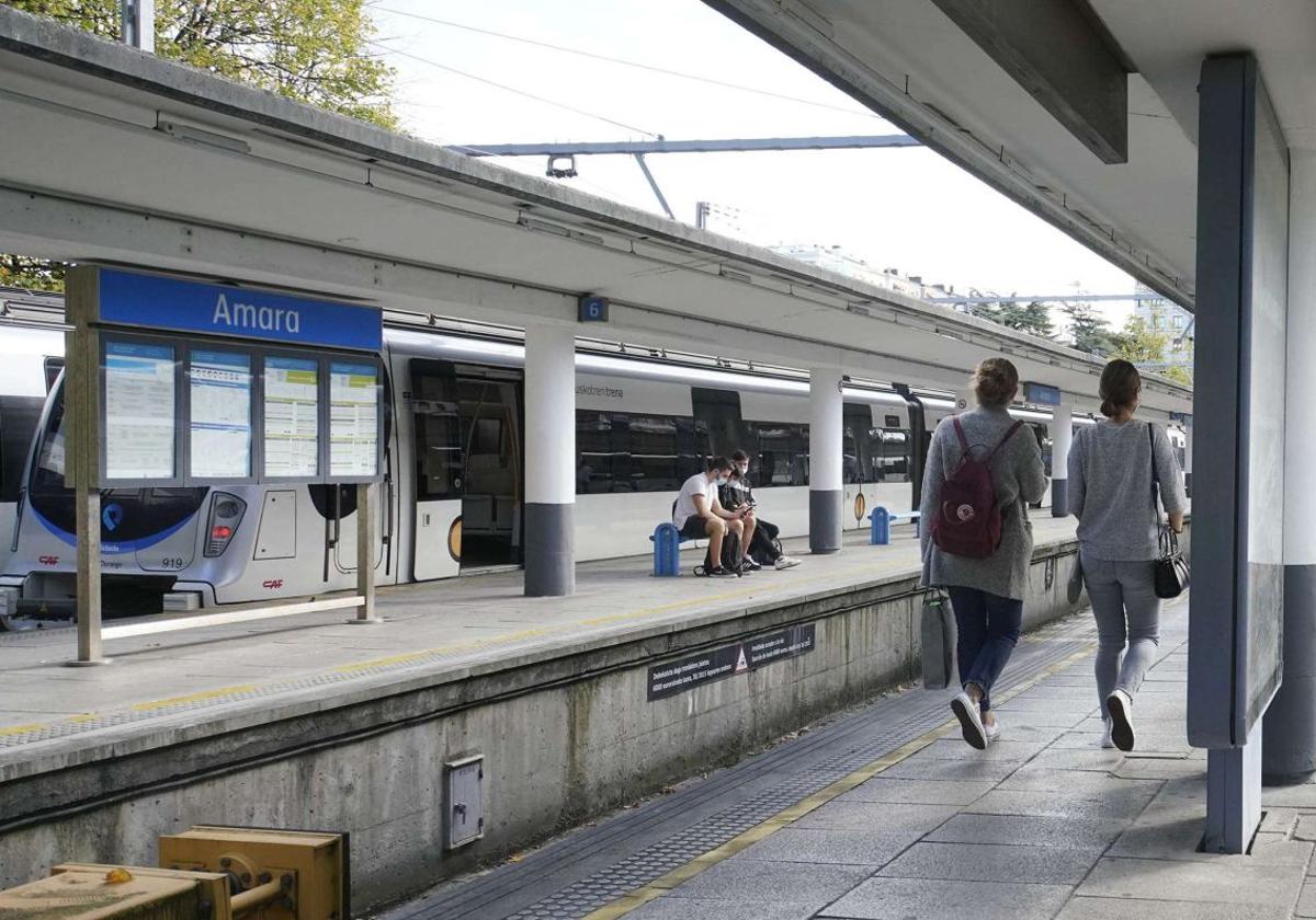 Ciudadanos en la parada de Euskotren de Easo.