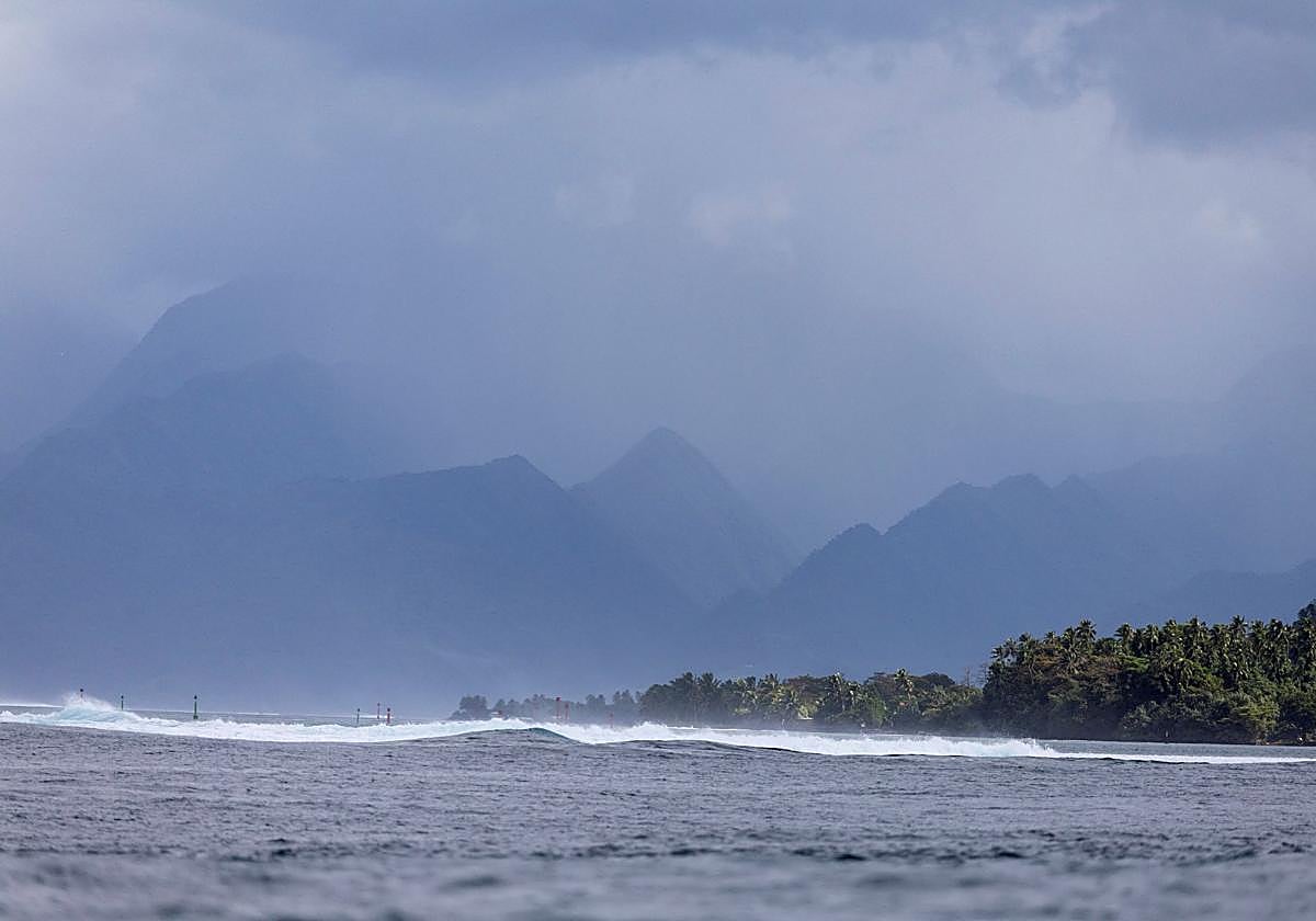 Imagen de la costa de Teahupo'o, en Tahiti, este lunes.