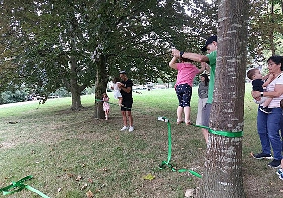 Concierto de Aldapeko Basque Latin Band, circo de Capicua y juegos de niños en el parque Ave Maria durante Uda Parkean.