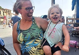 El taller de pintacaras gozó de gran aceptación entre los txikis. A la derecha, los niños participando en el área de manualidades.