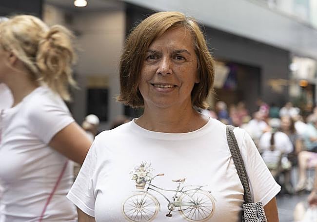 Belén Méndez frente a uno de los bares del Centro Comercial San Martín.