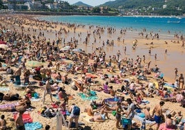 Playa de La Concha de Donostia en un día de verano.