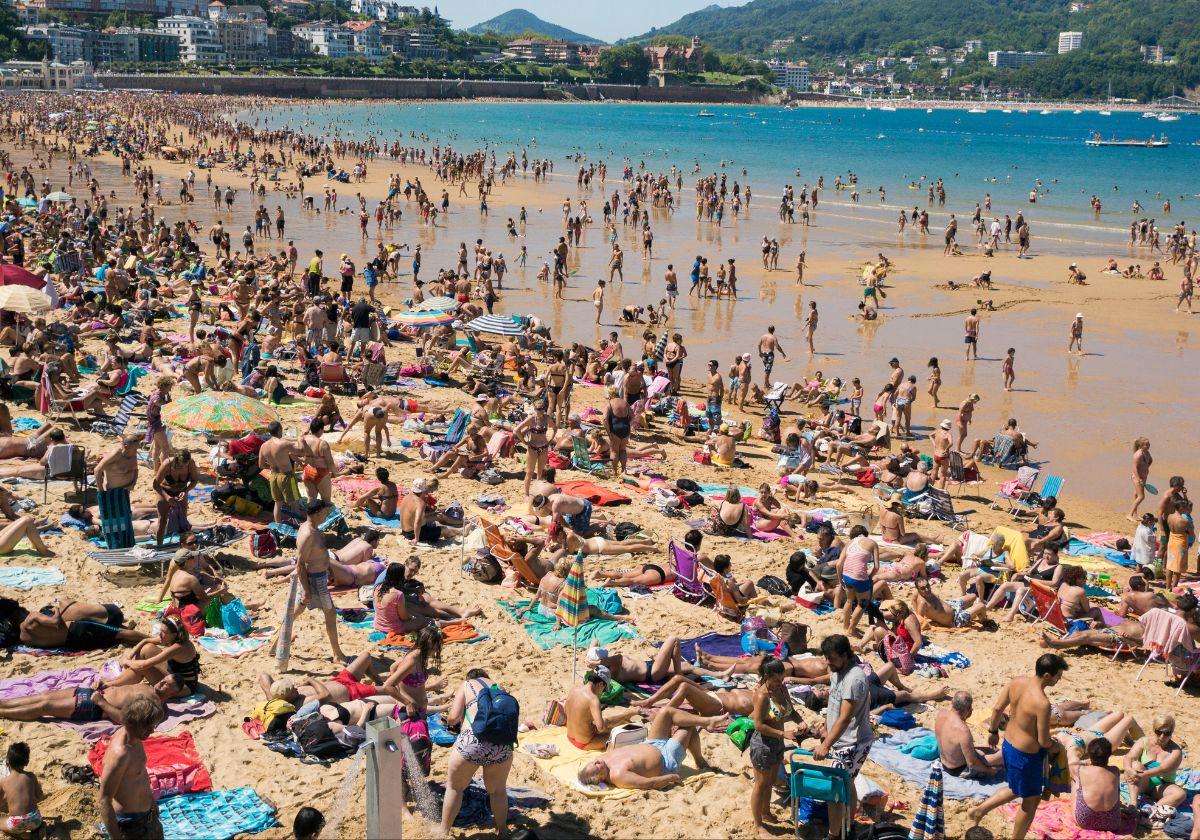 Playa de La Concha de Donostia en un día de verano.