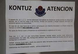 La Ertzaintza ha empapelado los portales de la zona con estos carteles para alertar a los vecinos.
