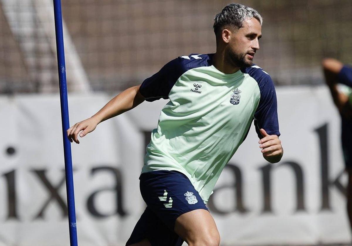 Adnan Januzaj, durante su primer entrenamiento como jugador de la UD Las Palmas.