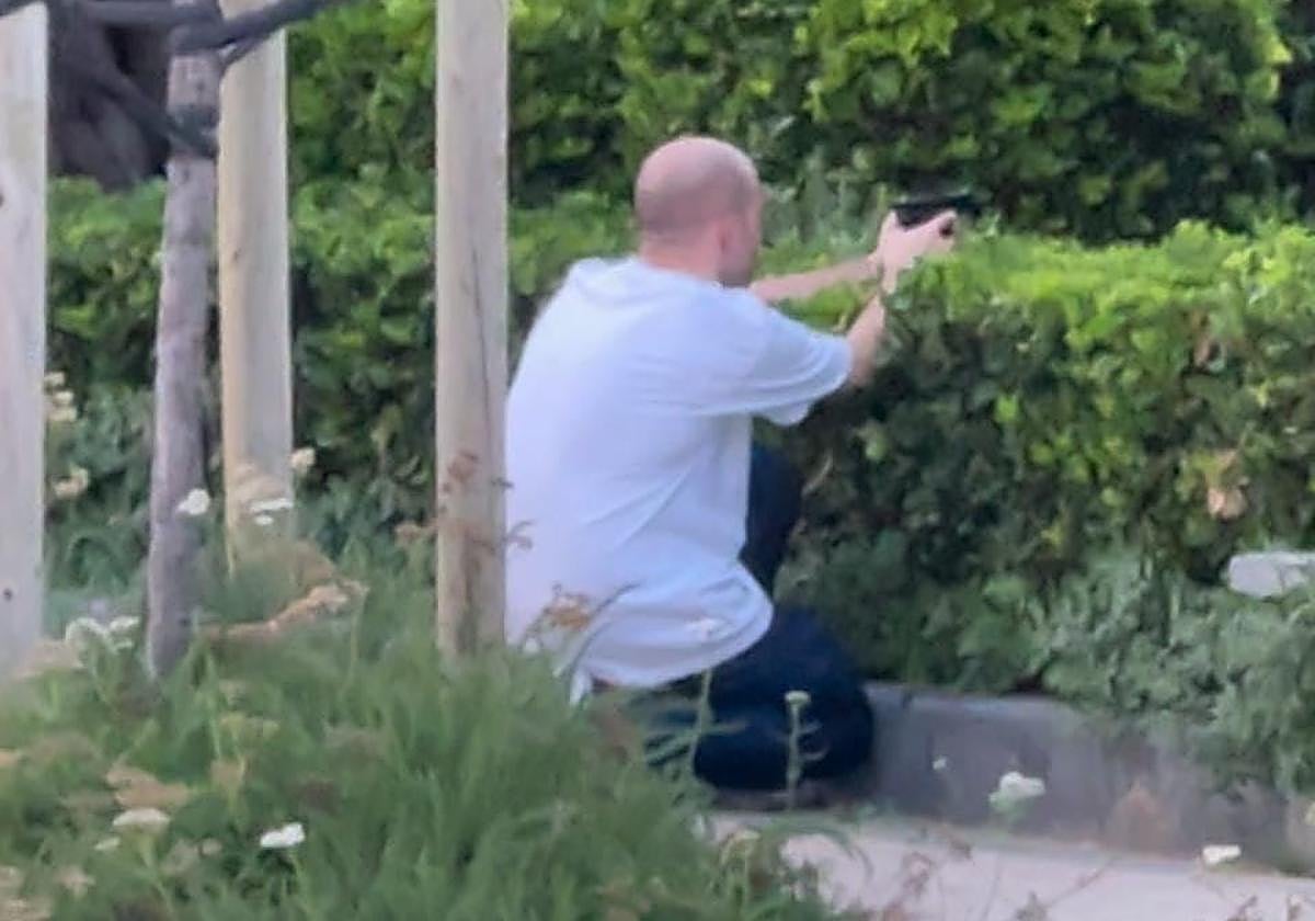 El detenido, de camiseta blanca, estuvo intimidando a los paseantes entre gritos.