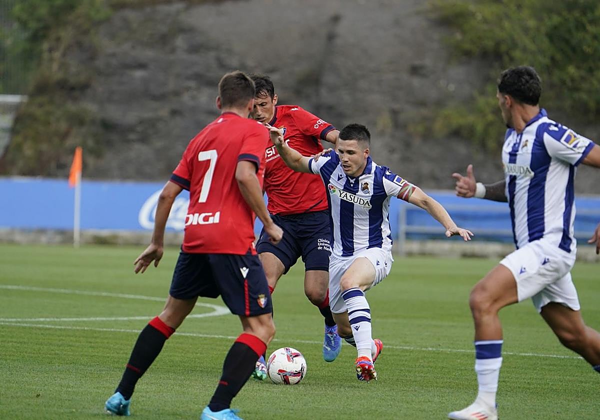 Zubeldia protege el balón ante la presión de los jugadores de Osasuna.