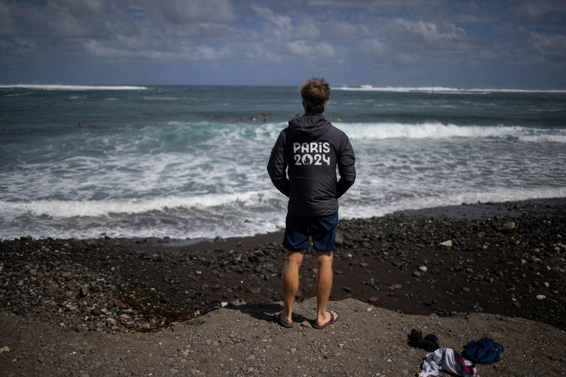 Kevin Wallis, director de las previsiones meteorológicas, observa el mar desde la orilla en Tahití.
