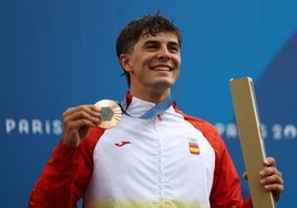 Pau Etxaniz, con la medalla de bronce al cuello, celebra su hazaña en los Juegos de París.