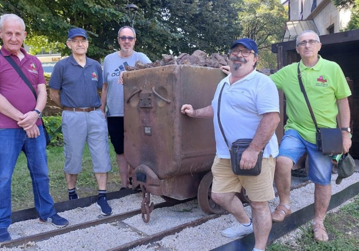 Miembros de Burdina taldea junto a la obra que se inaugura mañana centrada en el antiguo trabajo minero.