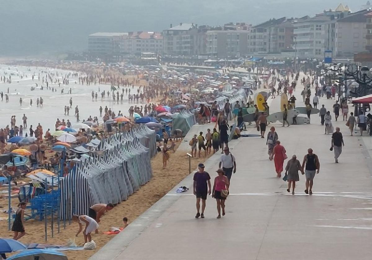 Aspecto de la playa llena de gente ayer al mediodía, con un buen baño como la solución ideal para mitigar el calor y la humedad.