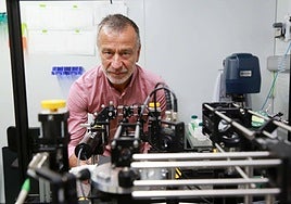 Andreas Seifert trabaja con una de las máquinas del laboratorio de nanoingeniería de Nanogune.